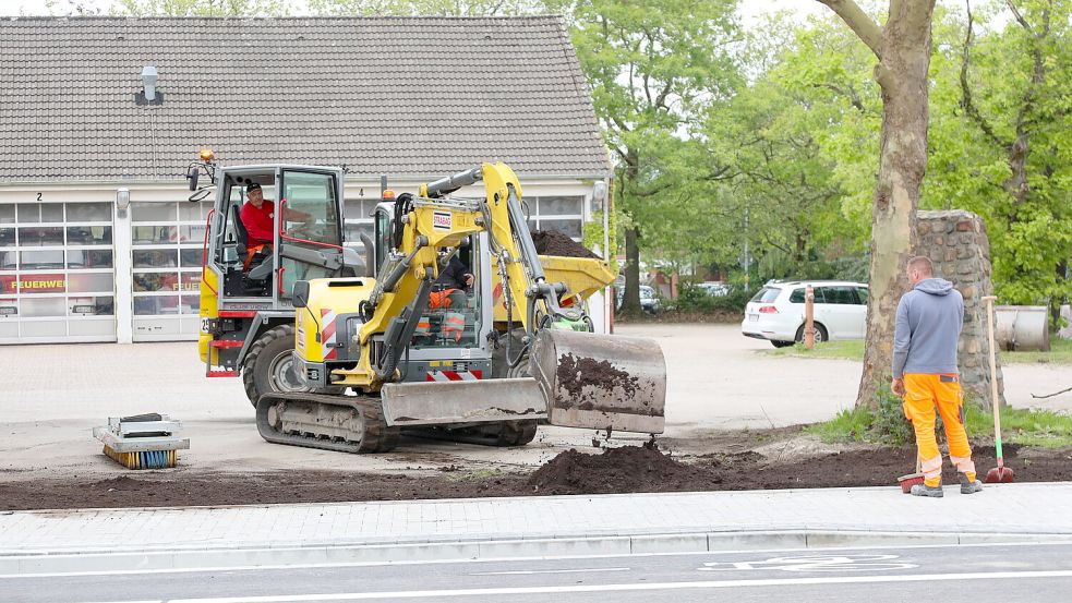 Letzte Restarbeiten laufen an den Grünstreifen. Foto: Romuald Banik
