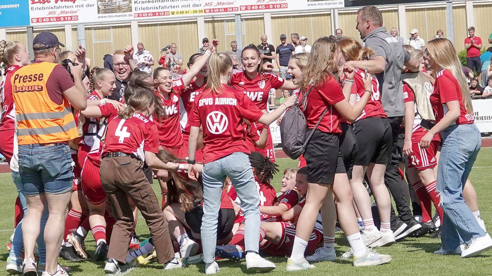 So jubelte die SpVg Aurich im vergangenen Jahr nach dem Sieg gegen Frankfurt. Dieses Jahr ist Mönchengladbach der Gegner im Halbfinale. Foto: Helmut Vortanz