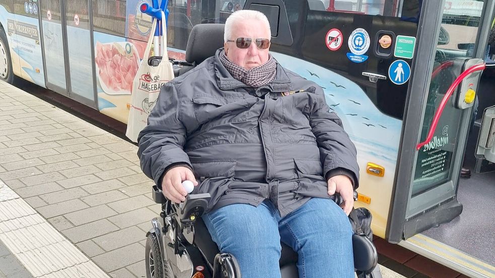 Werner Dreckmann steht mit seinem Rollstuhl vor einem Bus auf Norderney. Foto: privat