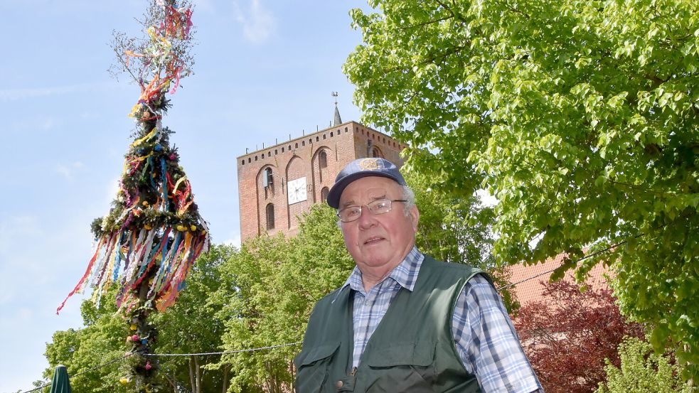 Erich de Vries zeichnet sich seit 1954 dafür verantwortlich, dass auf dem Marktplatz in Marienhafe Maibäume stehen. Foto: Thomas Dirks