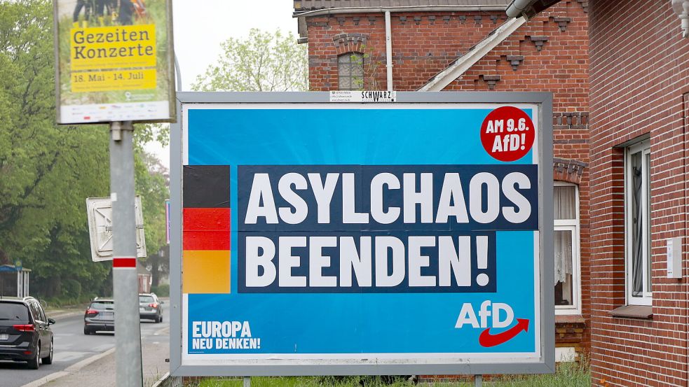 Um dieses Plakat, das zeitweise mitten in Riepe stand, geht es. Foto: Romuald Banik