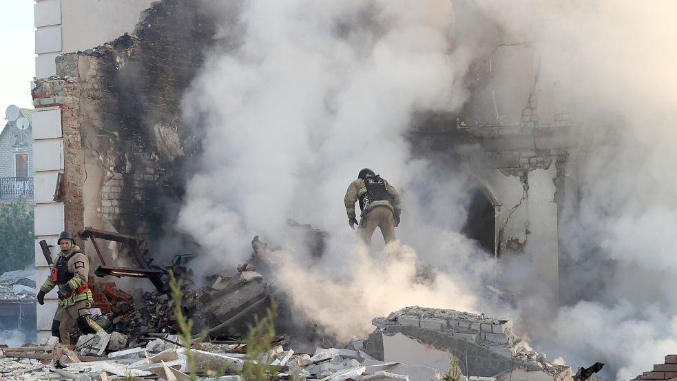 Ein Feuerwehrmann geht durch den Qualm eines brennenden Hauses in Charkiw. Foto: -/https://photonew.ukrinform.com/ Ukrinform/dpa