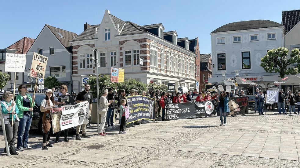Hinter der Markthalle versammelten sich die Demonstranten zu einem Zwischenstopp. Hier wurde ein Auszug aus George Orwells „Farm der Tiere“ vorgelesen. Fotos: Christin Wetzel