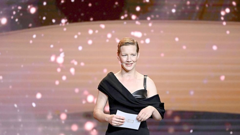 Schauspielerin Sandra Hüller bei der Verleihung des Deutschen Filmpreises als Laudatorin. Foto: Sebastian Christoph Gollnow/dpa