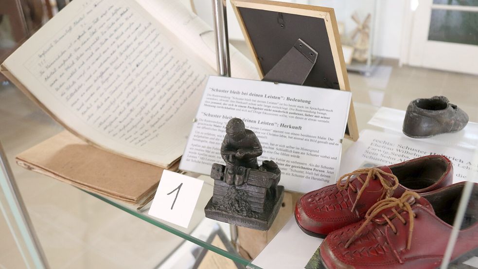 Mit persönlichen Arbeitsmaterialien, Fotos und Biografien halten die Menschen hinter den Gewerken Einzug in der Mühle. Foto: Karin Böhmer
