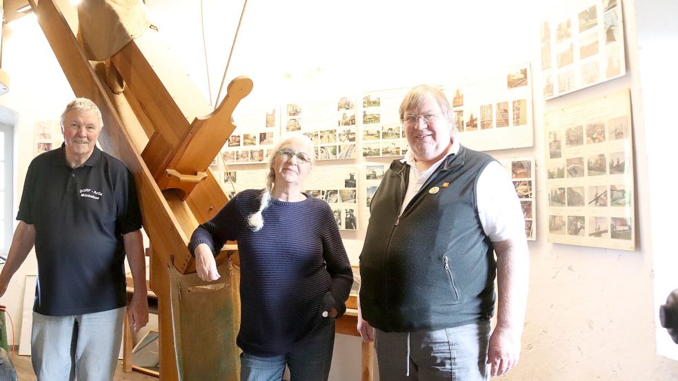 Otto Klatt (von links), Renate Janssen und Karl Constant arbeiten an der Neugestaltung der Mühlenausstellung. Foto: Karin Böhmer