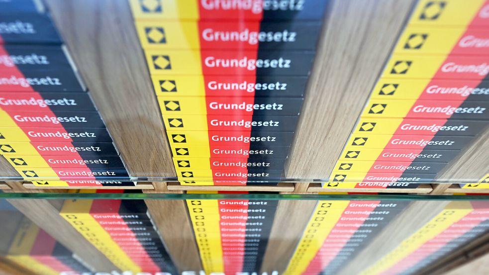 Im Foyer des Bundesverfassungsgerichts liegen in einem Schrank Miniaturausgaben des Grundgesetzes. Foto: dpa-Bildfunk