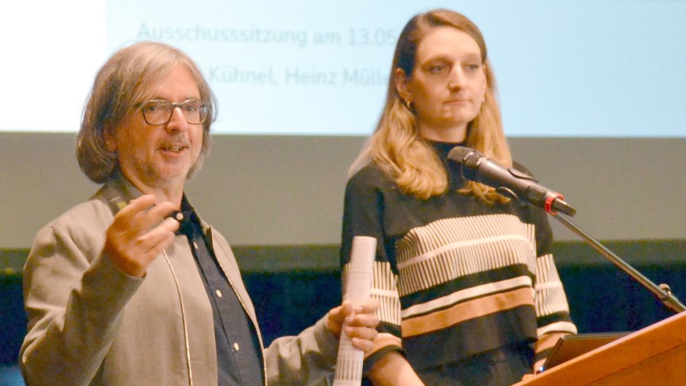 Heinz Müller und Sybille Kühnel vom Institut für Sozialpädagogische Forschung Mainz (ISM) in der Auricher Stadthalle. Foto: Aiko Recke