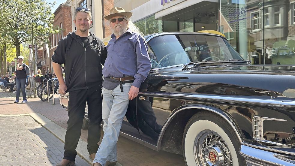 Echte Autofreunde: Rainer Böske (links) mit Bernd Flauaus vor dessen 55er-Cadillac. Foto: Cornelius