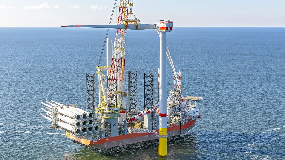 Das Errichterschiff „Wind Osprey“ beim Aufbau der ersten Elf-Megawatt-Anlage.Foto: Ørsted