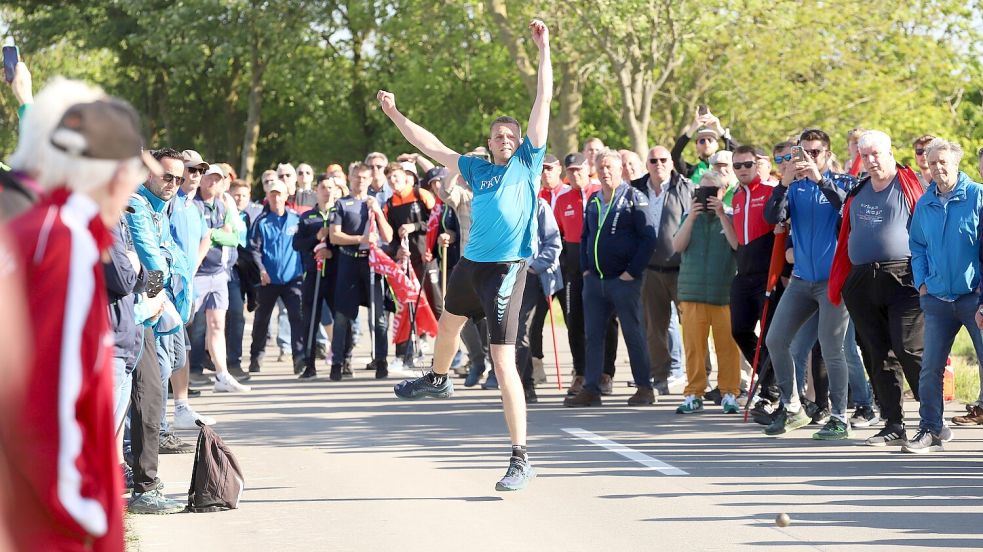 Der Höhepunkt der Europameisterschaft: Das Straßenboßeln lockte Tausende Zuschauer an die Strecke. Die FKV-Werfer wurden von den Niederländern empfindlich besiegt.Fotos: Wilfried Gronewold