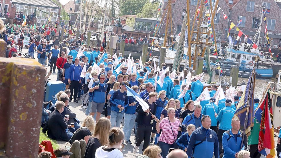 Welch ein Anblick: Die Sportler zogen durch den Hafen in Neuharlingersiel. Tausende Menschen schauten zu.Foto: Wilfried Gronewold