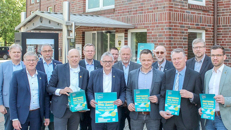 Der Auricher Landrat Olaf Meinen (6. von links) und die Bürgermeister. Foto: Landkreis Aurich