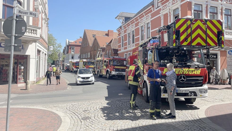 Auch die Drehleiter war im Einsatz. Foto: Feuerwehr