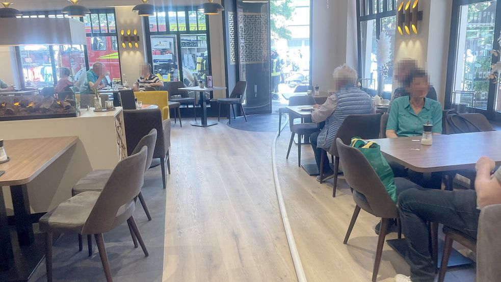 Löschschläuche wurden durch das Café gelegt. Foto: Feuerwehr