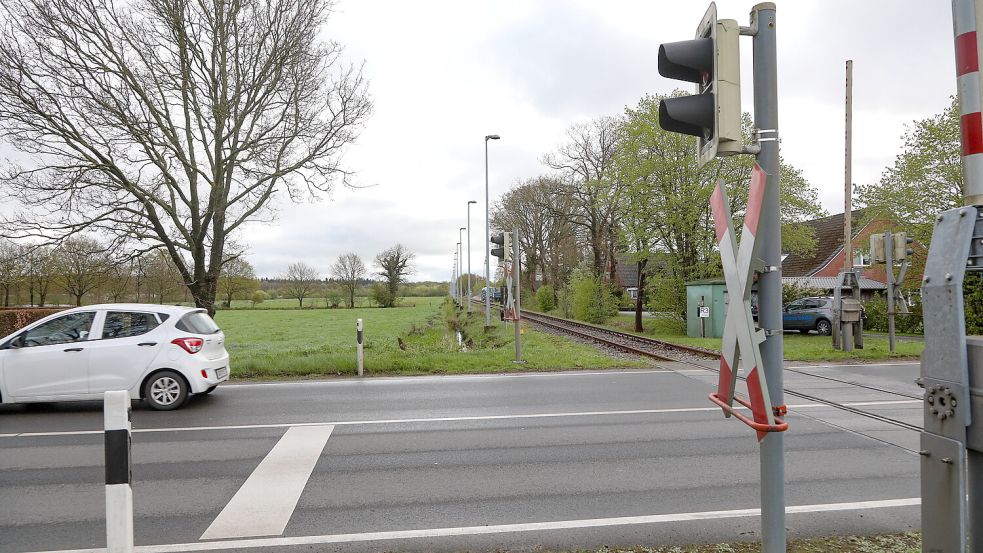 Östlich der Dornumer Straße wird ein langgestrecktes Gewerbegebiet entstehen. Eventuell kommt auch ein zweites Bahngleis. Foto: Romuald Banik