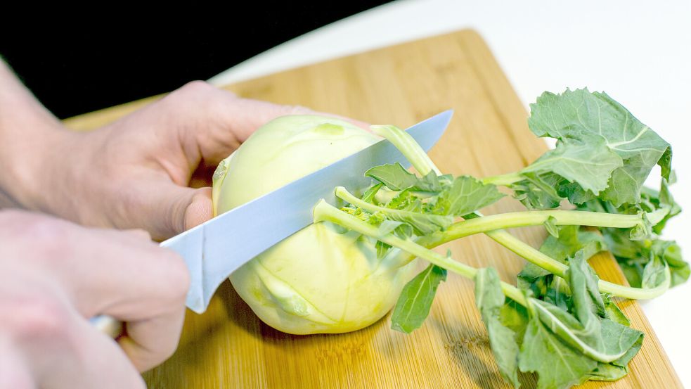 Bei Kohlrabi essen viele Menschen nur die Knolle. Foto: picture alliance/dpa/dpa-tmn | Karolin Krämer