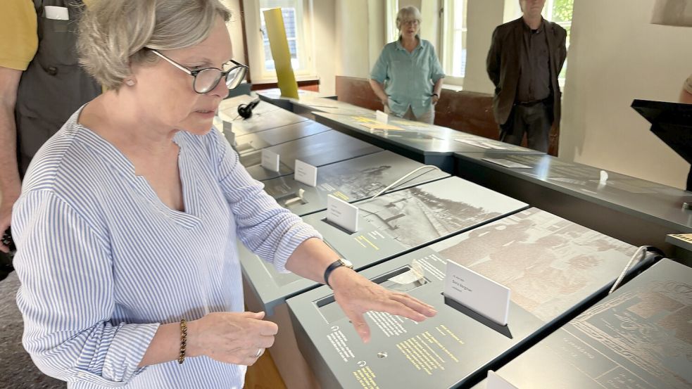 Hilke Osterwald führt bei einem Pressetermin durch die neue Ausstellung in der Gedenkstätte. Foto: Holger Janssen