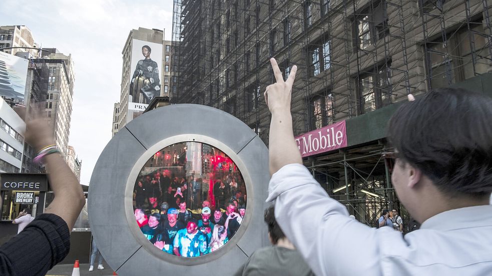 So war es gedacht. Ein Friedenszeichen vor dem Portal. Foto: IMAGO / ZUMA Wire