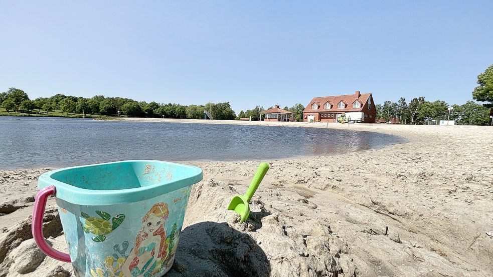 Der Strand am Ihler Meer erstrahlt schon im Sonnenschein. Foto: Christin Wetzel