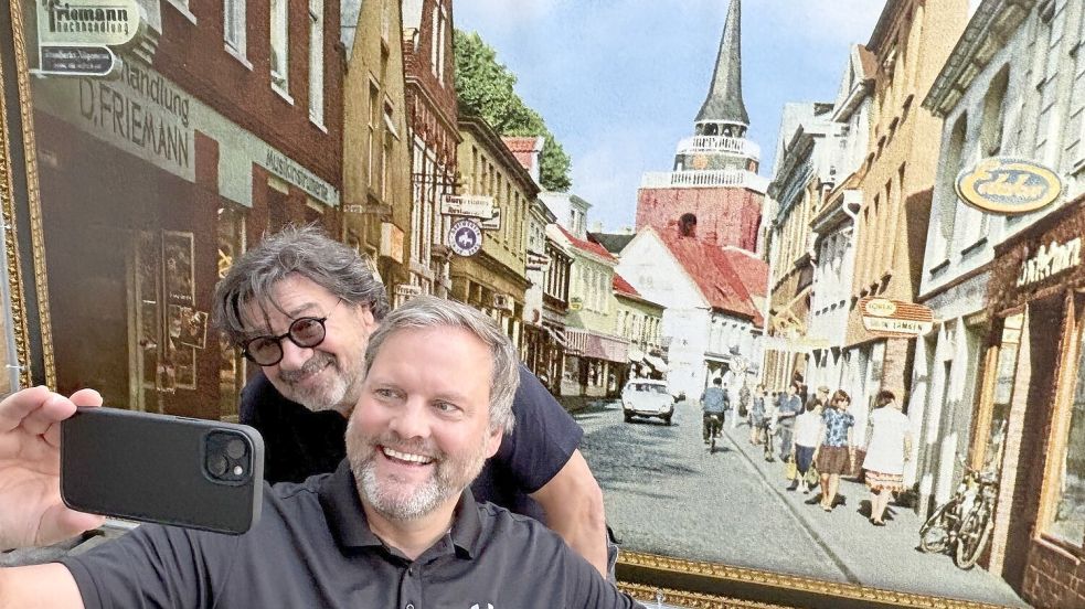 ON-Verlagsleiter Udo Hippen und Hausmeister Alessandro Cipolla beim Probe-Selfie. Am Sonnabend können alle Auricher in dieses Fenster in die Vergangenheit blicken beim ON-Selfiepoint in der Burgstraße. Foto: Heino Hermanns