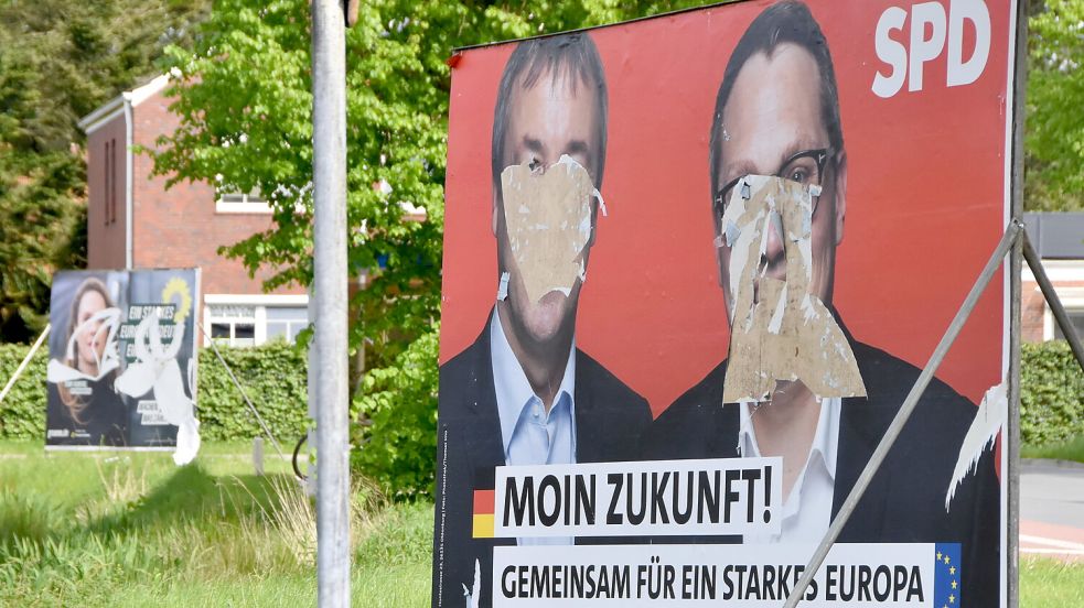 Am Marktplatz in Rechtsupweg (Brookmerland) wurden Wahlplakate von SPD und Grünen (hinten) beschädigt. Foto: Thomas Dirks