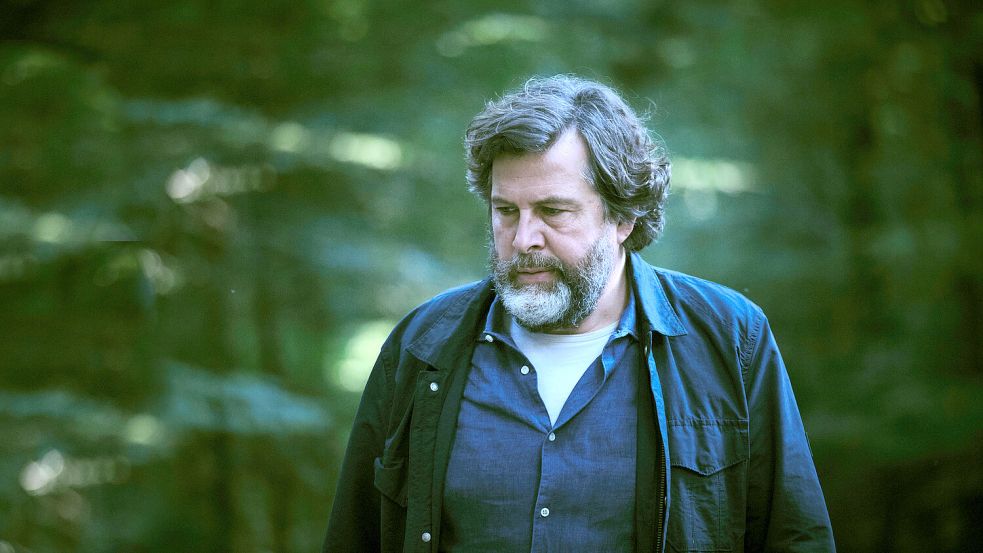 Kommissar Friedemann Berg (Hans-Jochen Wagner) steht im Wald und blickt nicht mehr ganz durch. „Tatort: Letzter Ausflug Schauinsland“. Pfingstmontag um 20.15 Uhr im Ersten. Foto: © SWR/Benoît Linder