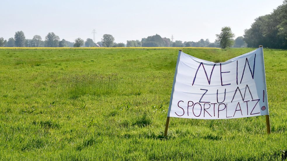 Dort, wo in Marienhafe die neue Sportstätte gebaut werden soll, stand am vergangenen Sonntag zeitweilig dieses Protestbanner. Foto: Thomas Dirks