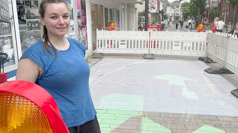 Melina Berg sorgt auf ihre Weise dafür, dass die Fußgängerzone schön aussieht. Die Street-Artistin aus Detmold gestaltet ein 3D-Motiv auf dem Pflaster. Foto: Boschbach