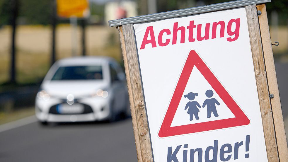 Auf einem Schild werden Autofahrer in diesem Symbolbild auf Kinder im Bereich der Straße hingewiesen. Um die sorgen sich auch die Anwohner des Ritzweges in Moordorf. Foto: Robert Michael