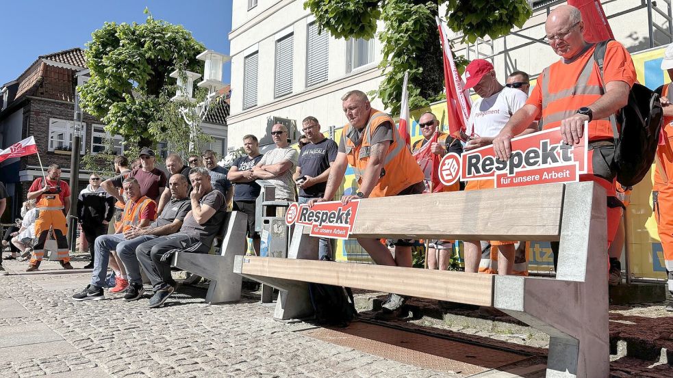 „Respekt für unsere Arbeit“ forderten die Mitarbeiter von Strabag am Mittwochmorgen auf dem Auricher Marktplatz. Foto: Christin Wetzel