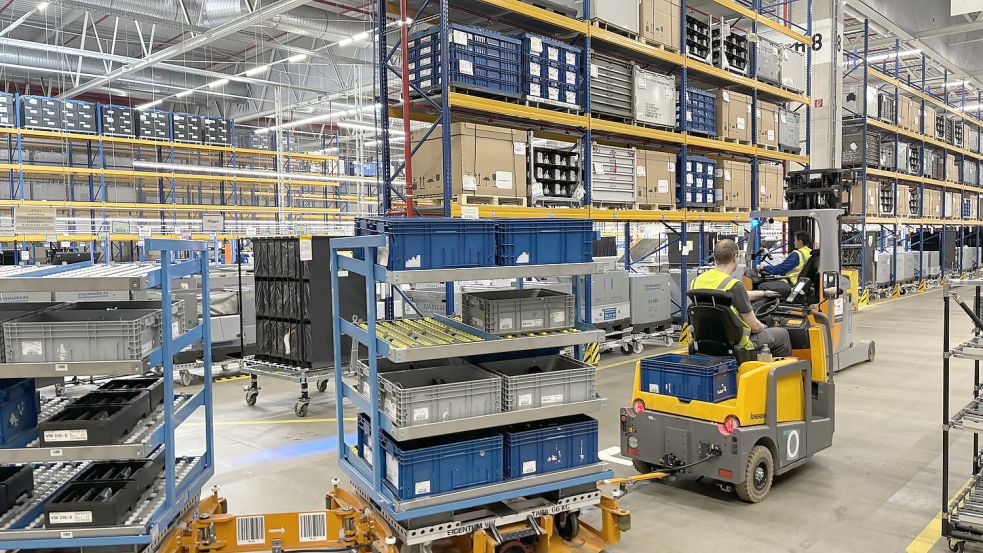 Noch bringen sogenannte Routenzüge die Bauteile in Richtung Produktionslinie. Bald sollen sie durch fahrerlose Systeme ersetzt werden. Foto: Aiko Recke