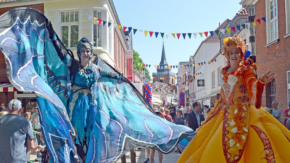 Die bunten „Walking acts“ zogen viele Blicke auf sich. Foto: Aiko Recke