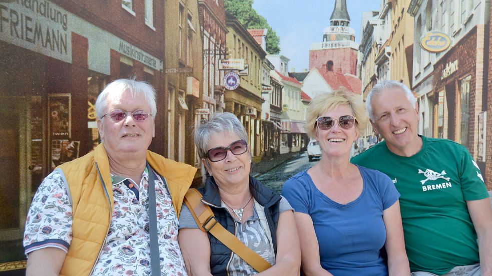 Anton und Magret Köllmann sowie Katrin Schönbohm und Joachim Zimmermann (von links) ließen sich vor ON-Bildwand mit der „alten“ Fußgängerzone ablichten. Foto: Aiko Recke