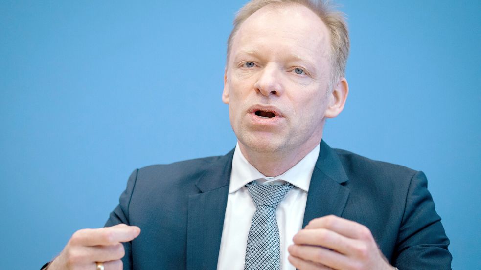 Der Präsident des Instituts für Wirtschaftsforschung (Ifo) Clemens Fuest über Lohnverhandlungen in Zeiten von Jobkahlschlag und schwachem Wirtschaftswachstum. Foto: dpa/Kay Nietfeld