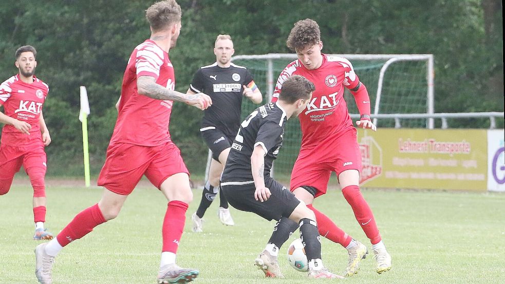 Beide Mannschaften schenkten sich nichts im Bezirksliga-Derby. Am Ende war Großefehn der glückliche Gewinner. Foto: Wilfried Gronewold