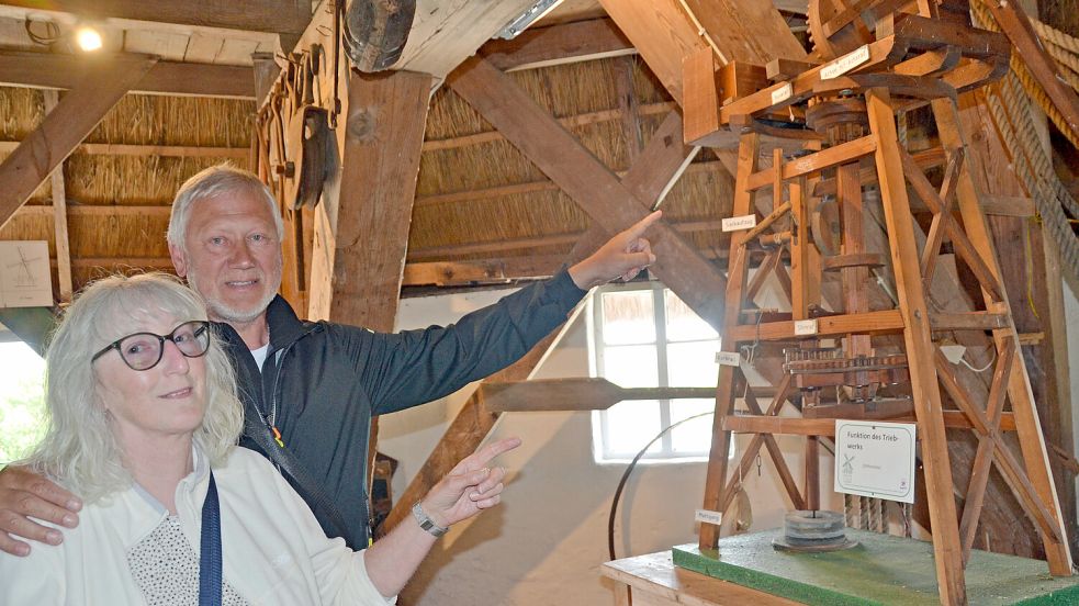 Christina und Roman Jacob aus dem Saarland schauten sich in der Auricher Stiftsmühle um. Foto: Aiko Recke