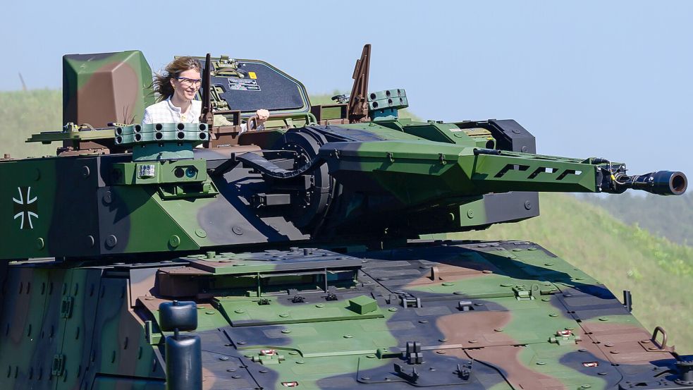 Siemtje Möller (SPD) aus Varel, Parlamentarische Staatsekretärin im Bundesverteidigungsministerium, in einem Radpanzer der Bundeswehr. Foto: DPA