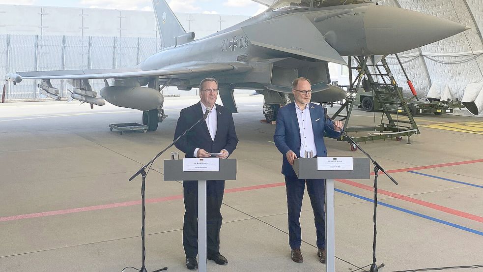 Boris Pistorius (l) zu Gast auf der lettischen Luftwaffenbasis Lielvarde vor einem Kampfflugzeug vom Typ Eurofighter der deutschen Luftwaffe. Foto: dpa/Alexander Welscher