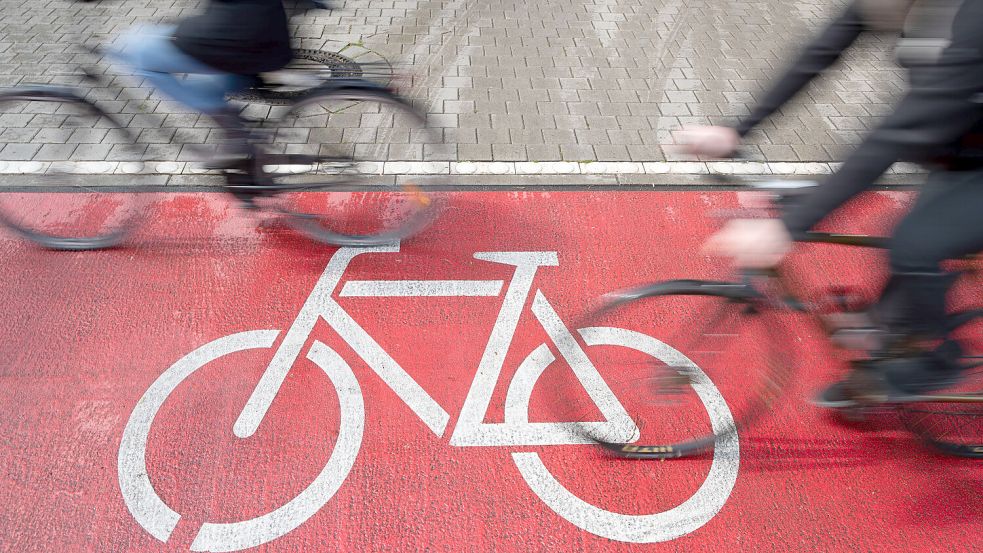 Unter anderem durch eine rote Markierung könnte der Einmündungsbereich am Ritzweg sicherer gemacht werden. Foto: Friso Gentsch/DPA