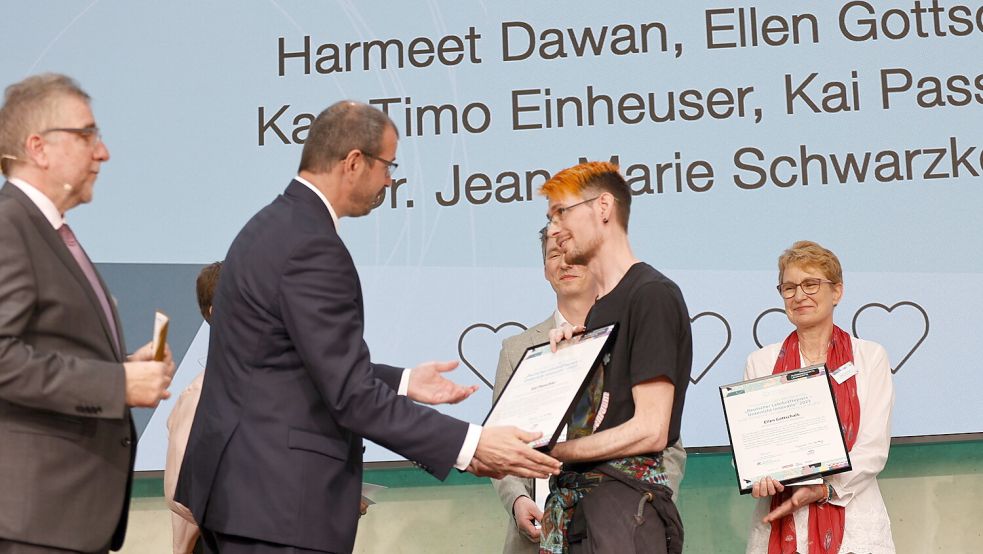 Kai Passchier (Zweiter von rechts) bei der Überreichung des Preises. Foto: Heraeus Bildungsstiftung