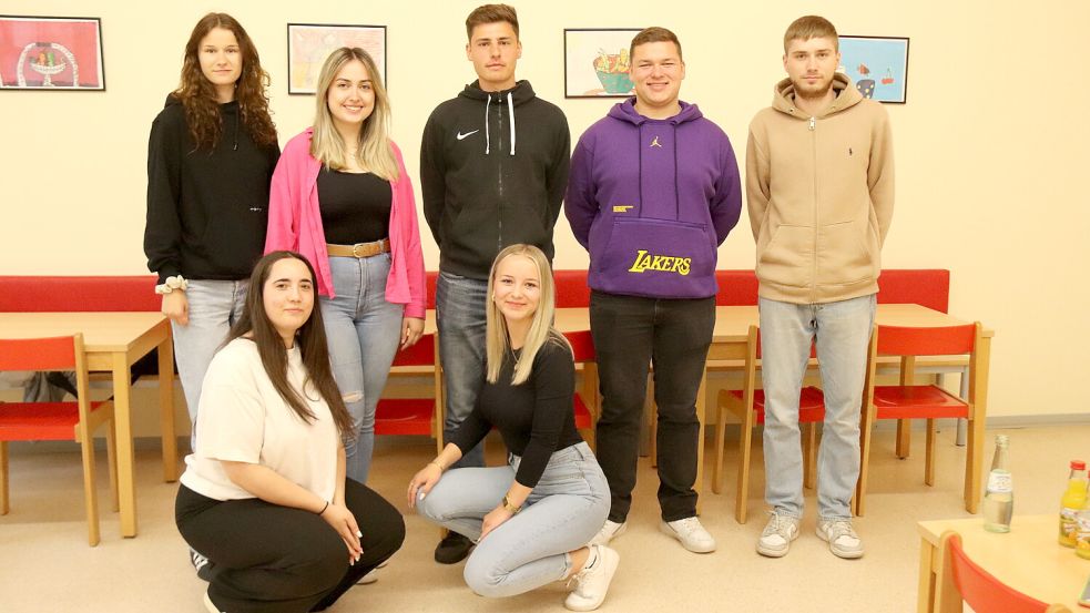 Feemke Mennenga (von links, Grundschule Upgant-Schott), Jantje Gotthard (GS Upgant-Schott), Asimina Tsassis (GS Leezdorf), Janno Meier (GS Osteel), Amke Frank (GS Upgant-Schott), Kevin Lennard Pree (GS Osteel) und Julian Diepen (GS Upgant-Schott) berichteten freudestrahlend über ihre Tätigkeiten als BFDler. Foto: Karin Böhmer