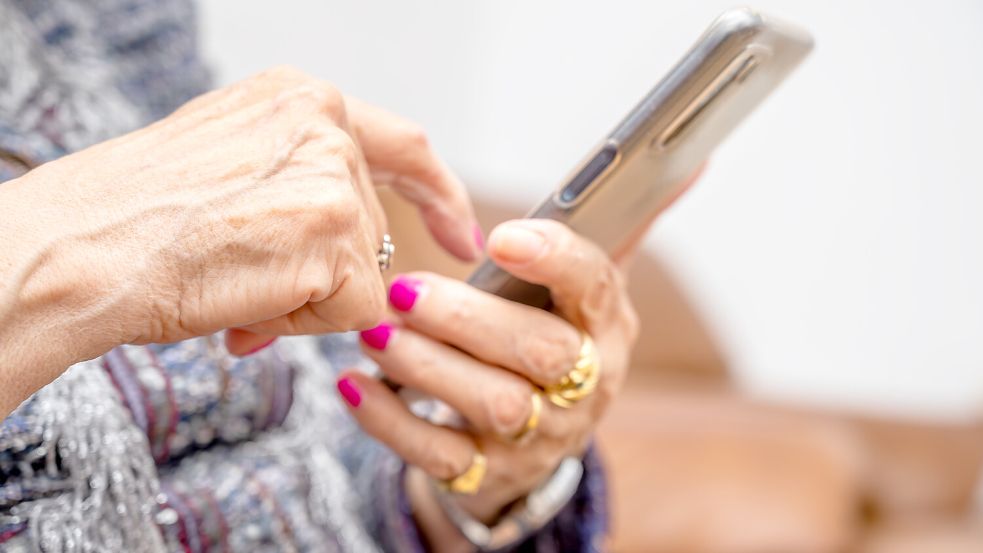 Senioren können an der Volkshochschule den Umgang mit dem Smartphone erlernen. Die Kurse sind sehr gefragt. Foto: imago images/Pond5 images