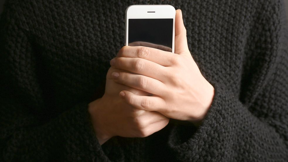 Vielen fällt das Weglegen ihres Smartphones schwer. Foto: IMAGO / Pond5 Images