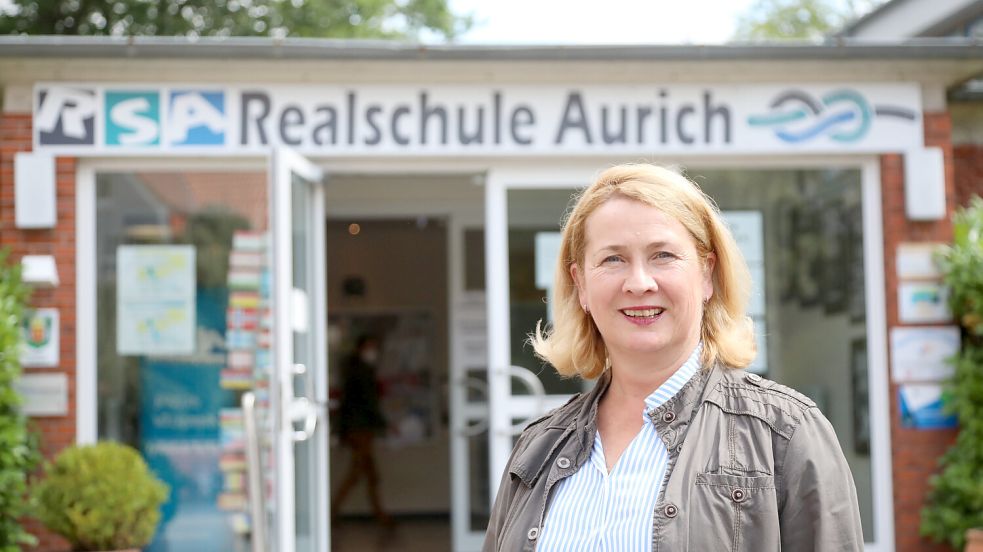 Kathrin Peters, Leiterin der Realschule Aurich, zögert, wenn es um einen Schulbesuch der „Omas gegen Rechts“ geht. Foto: Romuald Banik