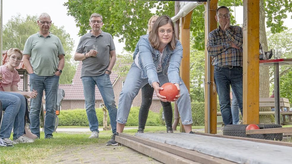 Unter anderem die Damenmannschaft von Optik Moltz setzte am Auftaktabend die ersten Maßstäbe für das Turnier. Foto: Folkert Bents
