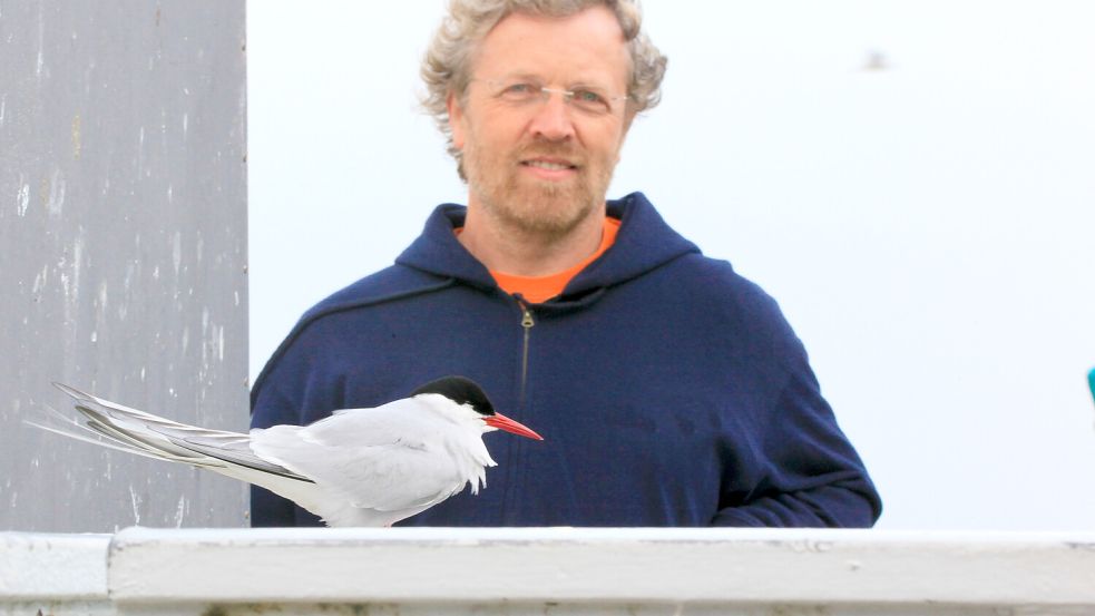 Rainer Borcherding (57) ist Meeresbiologe bei der Schutzstation Wattenmeer. Er leitet das Projekt BeachExplorer, eine Internetseite für die Bestimmung von Strandfunden. Foto: Rainer Borcherding