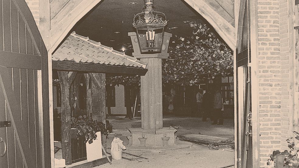 In den letzten Zügen: Kurz vor der Eröffnung im März 1983 liefen die Arbeiten auf Hochtouren. Der Blick auf den Dorfplatz zeigt die charakteristischen Bäume und Giebel sowie den alten Brunnen. Foto: Ostfriesische Nachrichten