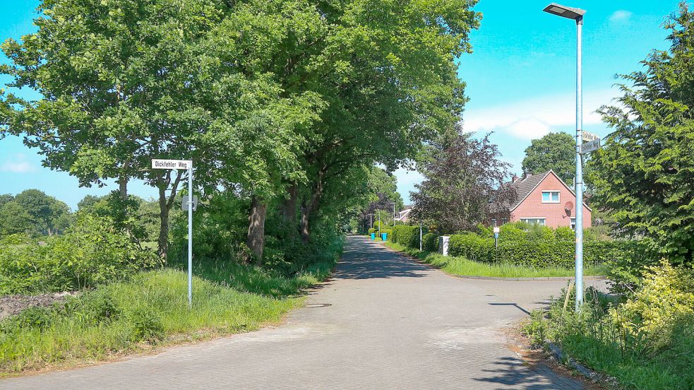 Die Abdrücke sind noch zu sehen: Im April sind die massiven Sperren auf der Kreuzung Eckfehler Weg/Dickfehler Weg entfernt worden. Foto: Romuald Banik