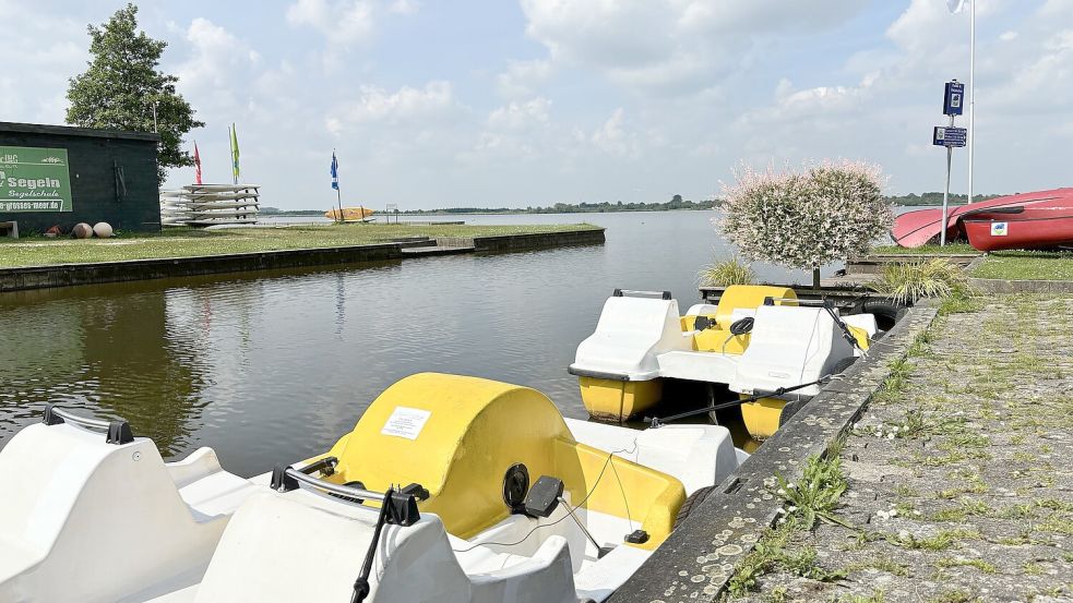 An Pfingsten wurden sie bereits fleißig genutzt. Nun warten Tretboote und Kanus auf die nächsten Besucher. Foto: Holger Janssen